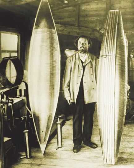 Konstantin Eduardovich Siolkovskiy o�zi loyihalagan raketa modellari bilan. 1919 yil. 